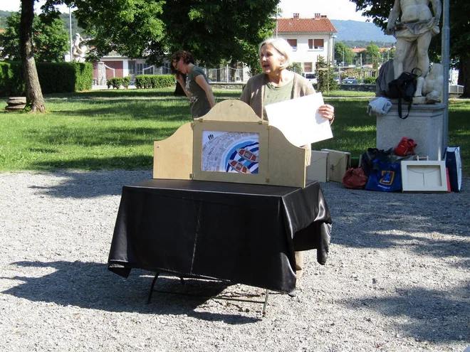 Na ulici, v parku, v sobi ... kamišibaj gledališče se lahko ustvarja skorajda kjerkoli. Gospa Vlasta Markočič v akciji. FOTO Osebni Arhiv R. G.