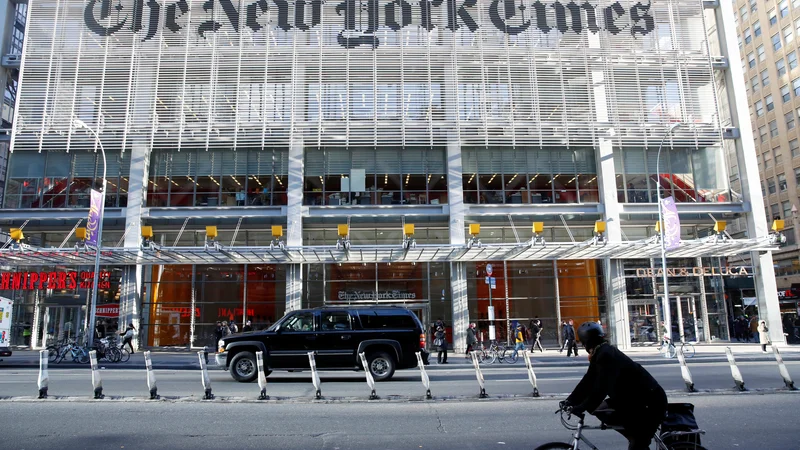 Fotografija: New York Times ima sedaj skupaj 3,8 milijona naročnikov, od tega 2,9 milijona digitalnih, ki plačajo na leto najmanj 98 dolarjev. FOTO: Shannon Stapleton/Reuters