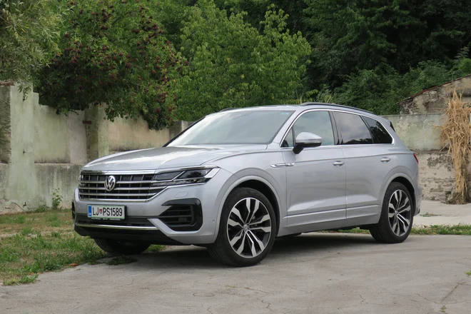 Tretji touareg je v primerjavi s predhodnikoma bolj eleganten in dominanten, kakor pritiče trenutno največjemu cestnemu terencu in hkrati največ&shy;jemu, najbolj udobnemu ter najdražjemu avtomobilu iz Wolfsburga. FOTO: Bruno Kuzmin