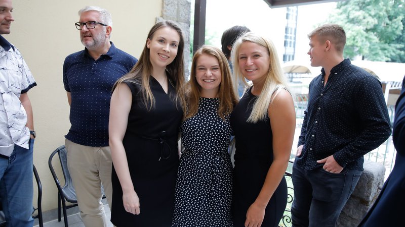 Fotografija: Lacey Viano (prva z desne) je v Sloveniji navezala veliko kontaktov, ki ji bodo morda pomagali pri iskanju zaposlitve. FOTO: arhiv USZS