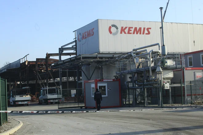 Kemis&nbsp;naj bi kršil okoljevarstveno dovoljenje, ker ni zagotovil zajema gasilskih vod in razlitih nevarnih snovi, zaradi česar je nastala okoljska škoda v potoku Tojnica. FOTO: Mavric Pivk