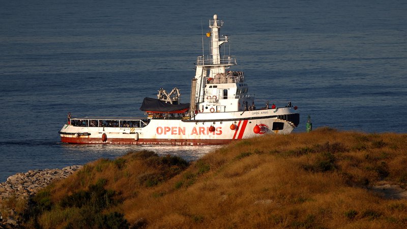 Fotografija: Reševalna ladja španske nevladne organizacije Proactiva Open Arms je s 87 migranti in begunci na krovu danes zjutraj po enem tednu na morju le vplula v špansko pristanišče Algeciras. FOTO: Jon Nazca/Reuters