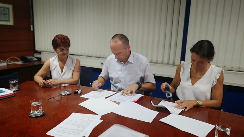 Fotografija: Podpis dogovora med vodstvom podjetja Periteks in sindikati. FOTO: Arhiv sindikata