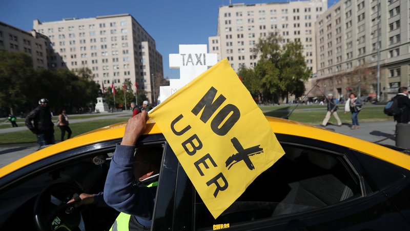 Fotografija: Taksisti konec julija na protestu zoper Uber v Čilu. FOTO: Ivan Alvarado/Reuters