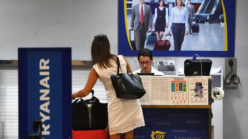 Fotografija: S stavko želijo na Irskem pritisniti na prevoznika, naj prekliče načrte krčenja osebja v zimski sezoni. FOTO: Pierre-philippe Marcou/AFP