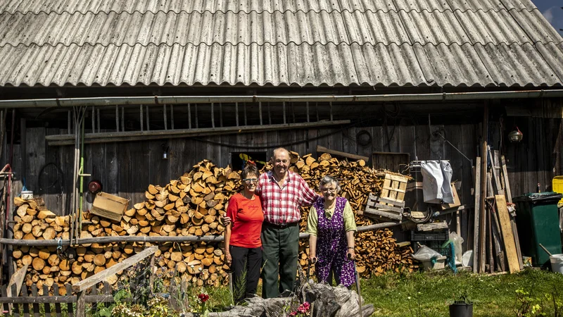 Fotografija: Ivica Torkar ter Francelj in Mojca Benedik pred njunim stanom na planini Goreljek. Ko ne bo več živine in ljudi, ki so pripravljeni gospodariti po planinah, se bodo zarasle, je zaskrbljen Francelj.
FOTO Voranc Vogel