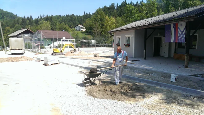 Urejanje vaškega središča v Trnovcu je podprto z evropskimi sredstvi. FOTO: Aleš Stergar