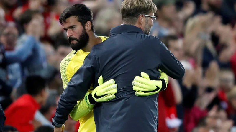 Fotografija: Liverpoolov vratar Jürgen Klopp si obeta, da bo novi vratar Alisson Becker (levo) bolj zanesljiv od Lorisa Kariusa, osmoljenca finala lige prvakov. Foto: Reuters