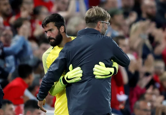Liverpoolov vratar Jürgen Klopp si obeta, da bo novi vratar Alisson Becker (levo) bolj zanesljiv od Lorisa Kariusa, osmoljenca finala lige prvakov. Foto: Reuters