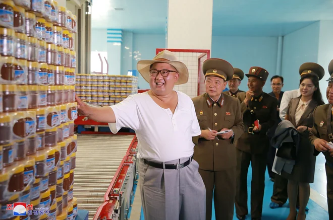 Obiskal je tovarno rib. FOTO: Kcna/Reuters