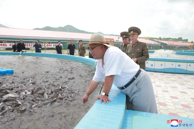 Njegovi spremljevalci so bili vseeno strogo zapeti. FOTO: Kcna/Reuters