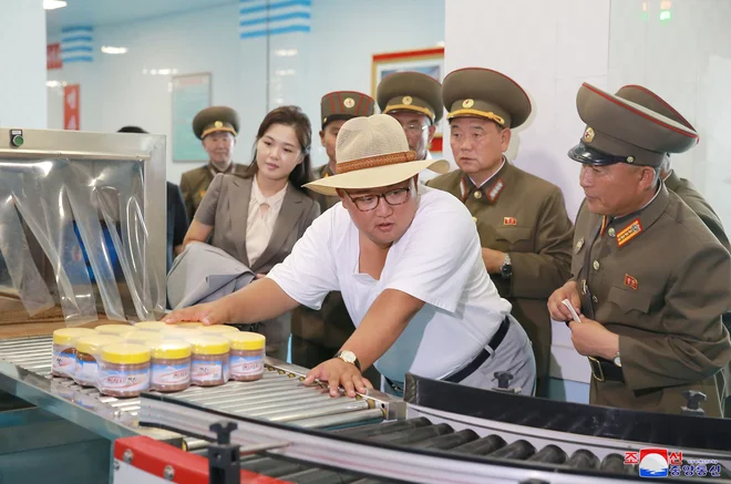 V politiki so pomembna tudi oblačila. FOTO: Kcna/Reuters