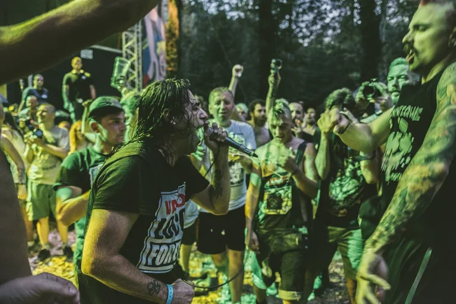 Med nastopajočimi in občinstvom ni ločnice. Foto Silvy Maatman