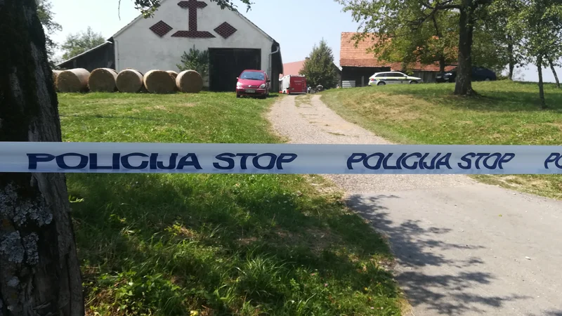 Fotografija: Policisti zaradi visokih temperatur v četrtek niso mogli opraviti ogleda kraja dejanja. FOTO: Aleš Andlovič