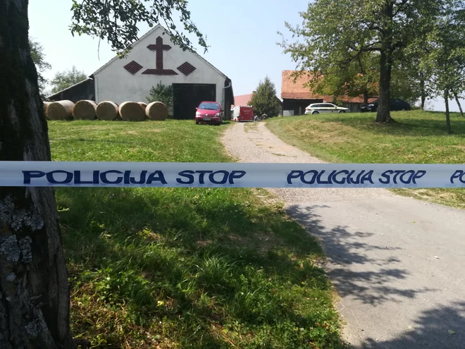 Policisti zaradi visokih temperatur v četrtek niso mogli opraviti ogleda kraja dejanja. FOTO: Aleš Andlovič