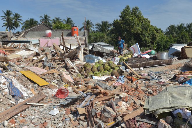 Uničenih je bilo več kot 70.000 domov, zaradi česar je brez strehe nad glavo ostalo več kot 270.000 ljudi. FOTO: Adek Berry/AFP