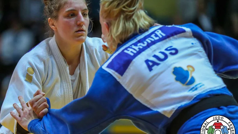 Fotografija: Andreja Leški (levo) je le v polfinalu priznala premoč tekmice, poznejše zmagovalke. FOTO: IJF