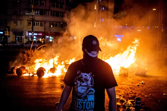 Protestniki vladi očitajo, da s spreminjanjem zakonodaje vse bolj slabi boj proti korupciji ter ovira delo tožilcev. FOTO: Andrei Pungovschi/AFP