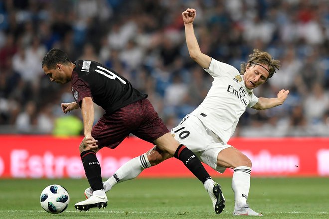 Proti Milanu je zaigral tudi Luka Modrić in prejel glasno podporo Realovih navijačev. FOTO: AFP