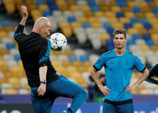 Zinedine Zidane in Cristiano Ronaldo sta bila najzaslužnejša za tri zaporedne lovorike v ligi prvakov, a to poletje sta oba odšla iz Reala. FOTO: Reuters
