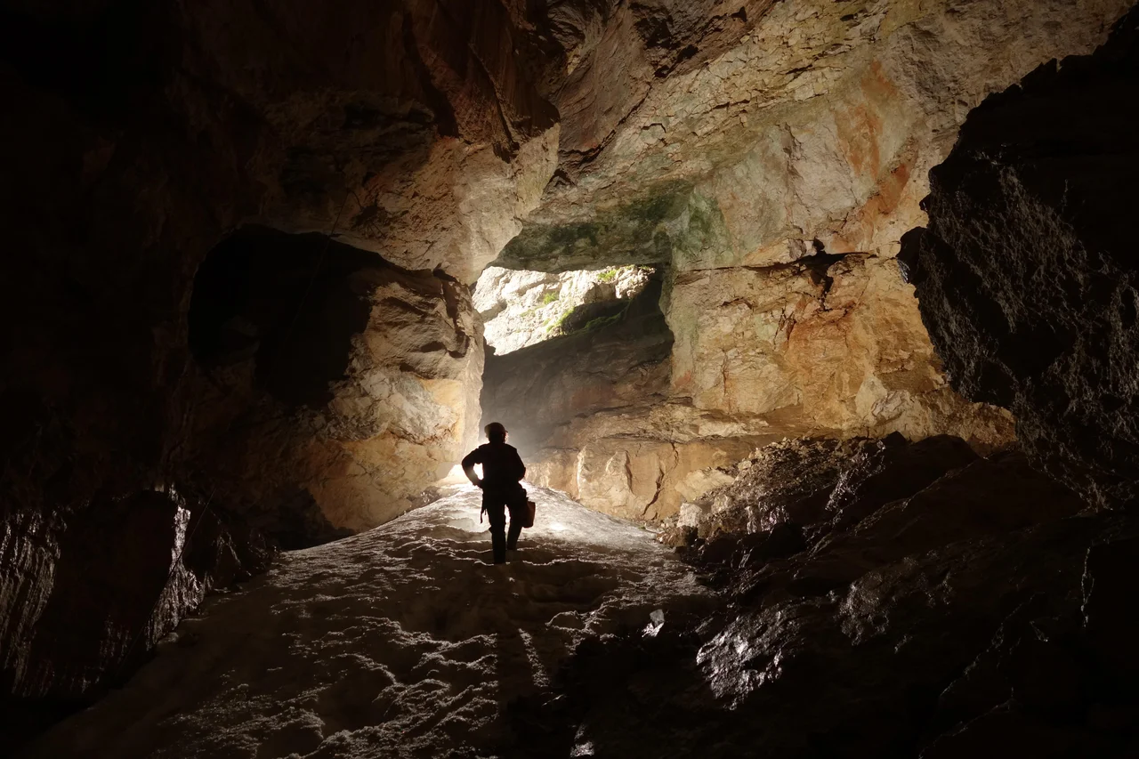 Fotografija: V jami Primadona. FOTO: Jamarska Sekcija Planinskega Društva Tolmin.