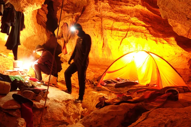 Podzemni kamp v Primadoni. FOTO: Jamarska Sekcija Planinskega Društva Tolmin.