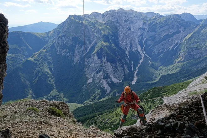 Iskanje novih jam. FOTO: Jamarska Sekcija Planinskega Društva Tolmin.