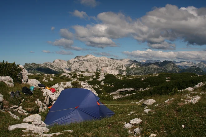 Kampiranje na platoju Tolminskega Migovca. FOTO: Jamarska Sekcija Planinskega Društva Tolmin.