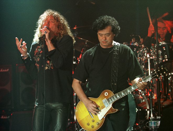 Robert Plant (levo) in kitarist Jimmy Page med koncertom v Istanbulu leta 1998. FOTO: Murad Sezer/AP