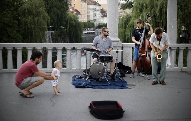 Trije mladi glasbeniki so imeli na Čevljarskem mostu javno vajo. FOTO: Blaž Samec