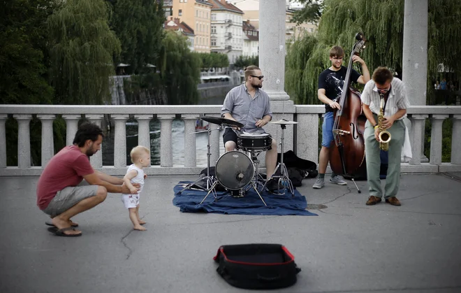 Trije mladi glasbeniki so imeli na Čevljarskem mostu javno vajo. FOTO: Blaž Samec