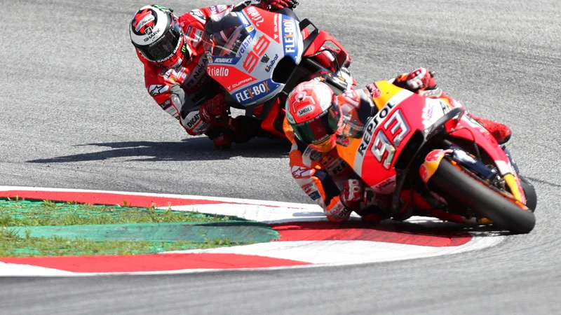 Fotografija: Marc Marquez je vodil večji del dirke, vendar ga je na koncu prenagal Jorge Lorenzo. Foto: Reuters