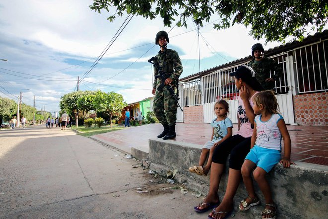Kolumbijske šole so zelo slabe, otroci se o kolumbijski vojni učijo iz medijev. FOTO: Schneyder Mendoza/AFP