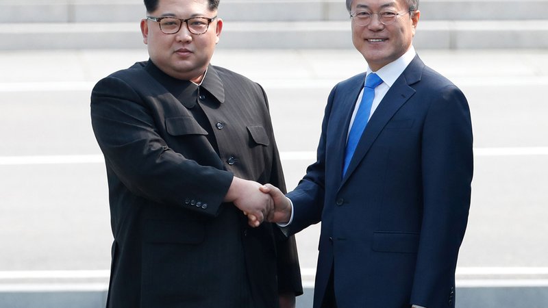 Fotografija: Na aprilskem srečanju sta podpisala izjavo, v kateri sta pozvala k uradnemu koncu korejske vojne. FOTO: AFP