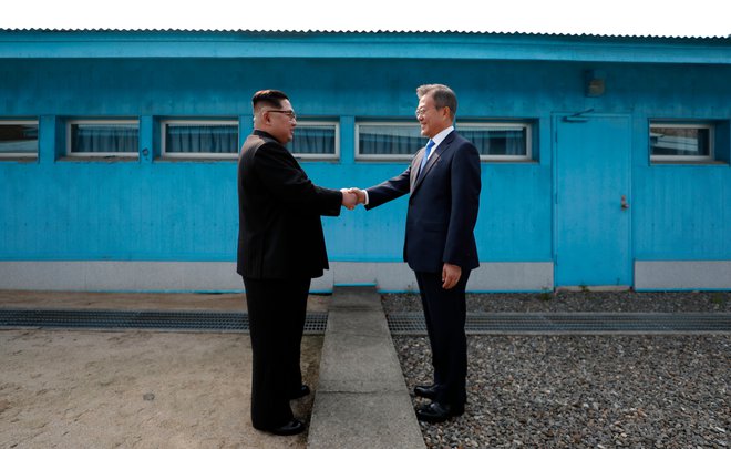 Kim in Mun sta se na prvem zgodovinskem srečanju sešla aprila letos in se dogovorila, da se bosta na vrhu znova sešla jeseni. FOTO: AFP