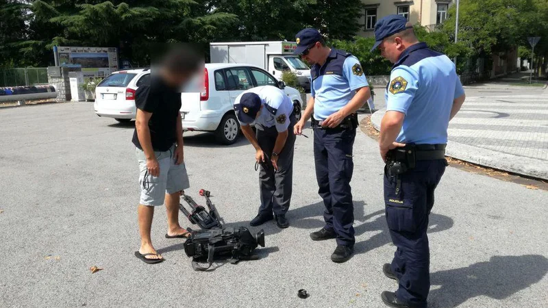 Fotografija: Odzivni policisti so bili takoj na kraju napada, kjer so jim pomagali tudi očividci, ki so si zapomnili registrsko številko. FOTO: Blaž Močnik