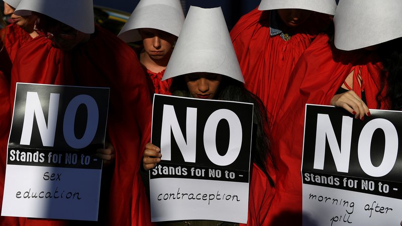 Fotografija: V Dublinu so se ženske za pravico do splava borile v unoifromah iz serije Deklina zgodba.
FOTO: Reuters