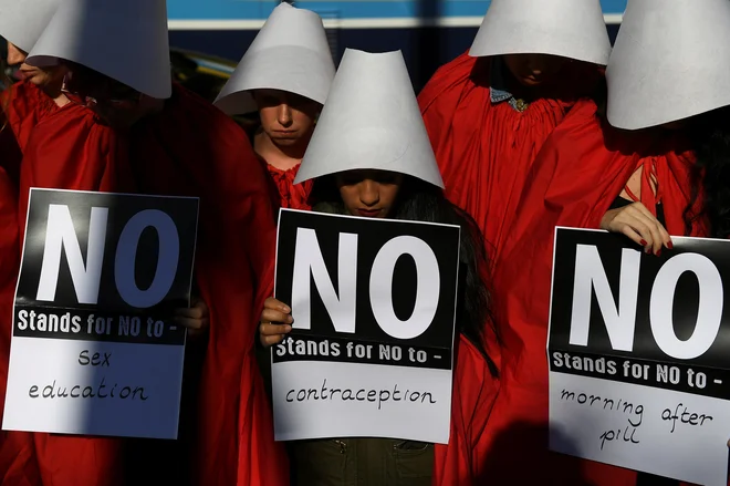 V Dublinu so se ženske za pravico do splava borile v unoifromah iz serije Deklina zgodba.<br />
FOTO: Reuters