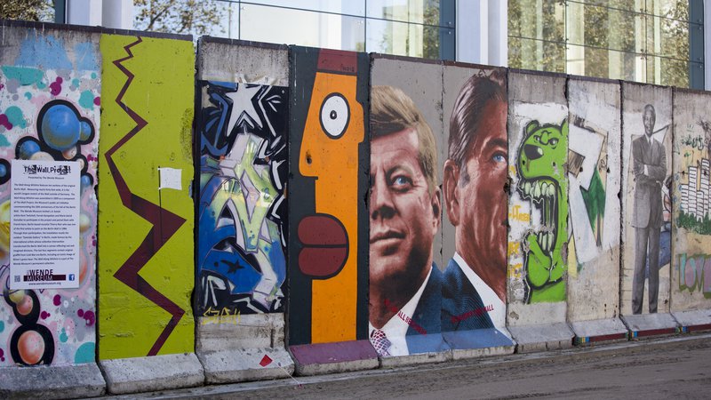 Fotografija: Berlinski zid je postal simbol hladne vojne, vzhodni in zahodni del Berlina pa je delil med letoma 1961 in 1989. FOTO: Mario Anzuoni/Reuters