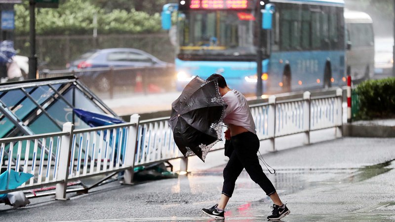 Fotografija: Tajfun Yagi je zaenkrat v vzhodni obalni provinci Zhejiang zahteval tri smrtne žrte. Svoje življenje so na Filipinih izgubile še tri osebe. FOTO: China Stringer Network Reuters