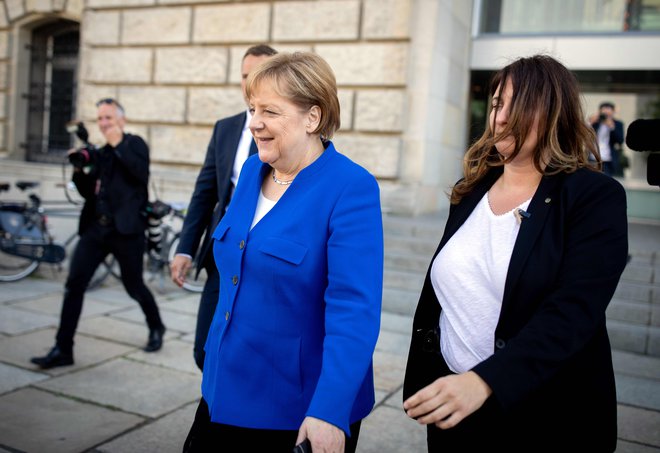  Nemški politični prostor doživlja številne pretrese tudi zaradi prepirov o usmeritvi v konservativni uniji CDU/CSU kanclerke Angele Merkel. FOTO: Kay Nietfeld/AFP