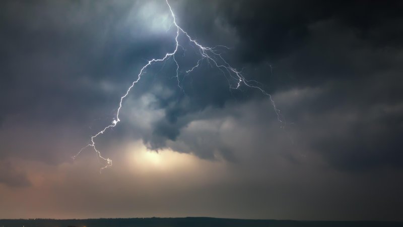 Fotografija: Najbolj izrazite nevihte pričakujemo v zahodni polovici države, niso pa izključene tudi drugod. FOTO: Falkovskyy Getty Images/Istockphoto