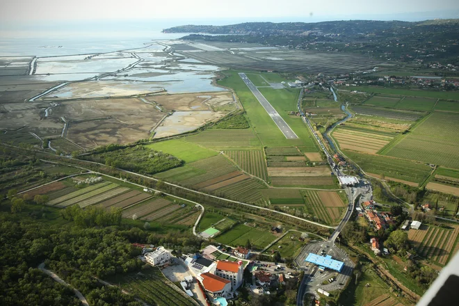 Na letališču Portorož je v zadnjih 30 dneh padlo le 12 litrov na kvadratni meter dežja. FOTO: Jure Eržen/delo