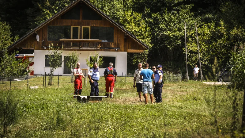 Fotografija: Na Bledu zaradi preobremenjenosti slabo deluje čistilna naprava, kar so videli tudi policisti in gasilci. FOTO: Voranc Vogel/Delo