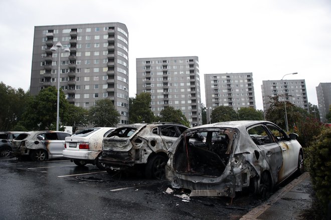 Zažgali so okoli 80 vozil. FOTO: Adam Ihse/AP