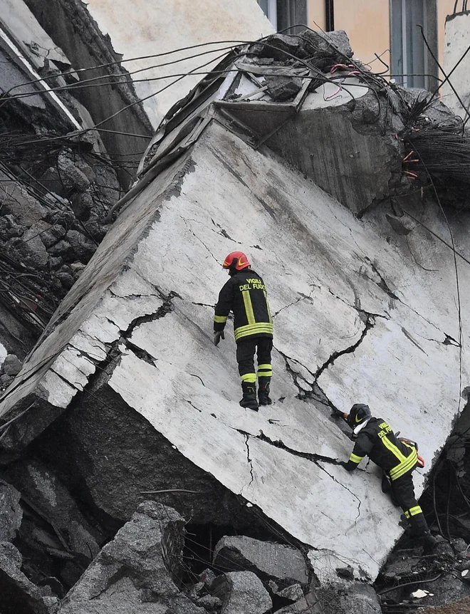 Zrušil se je približno sto metrov dolg odsek mostu. FOTO: Luca Zennaro/AP