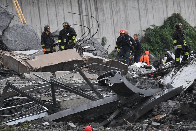 Ruševine so padle večinoma na železniško progo, ki leži dobrih sto metrov pod mostom. FOTO: Luca Zennaro/AP