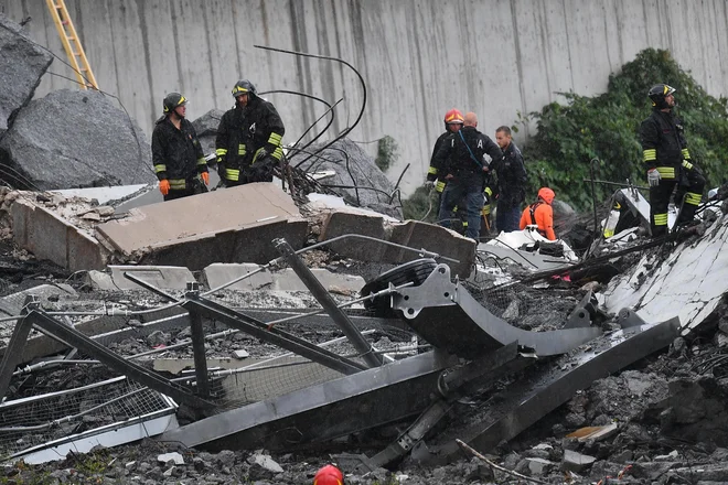 La maggior parte delle macerie è caduta sulla linea ferroviaria, che si trova a più di cento metri sotto il ponte.  FOTO: Luca Zennaro/AP