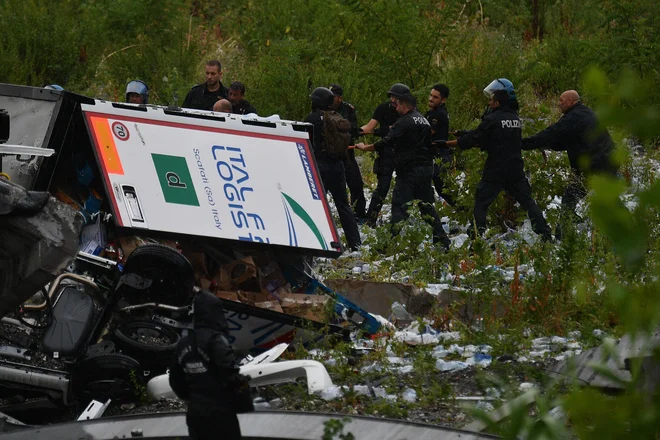 Po poročanju italijanske tiskovne agencije Ansa se je porušilo dobrih 80 metrov mostu. FOTO: Luca Zennaro/AP