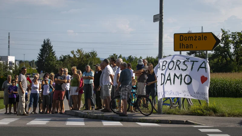 Fotografija: Protest krajanov Zaboršta proti predvideni izgradnji trgovskega centra FOTO: Jože Suhadolnik